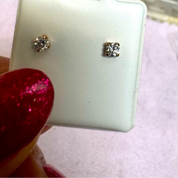 Stud diamond Earrings in silicone lock/back
K10 Japan Pink / Rose gold setting. - Picture 6 of 9